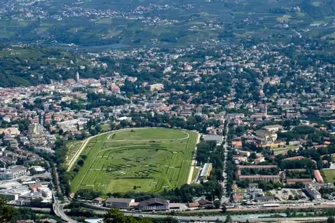 Der Landesrat für öffentliche Arbeiten, Christian Bianchi, stellte in einer Pressekonferenz die Ergebnisse des paritätisch besetzten Verwaltungskomitees zwischen Land und Gemeinde zur Zukunft des Pferderennplatzes Meran vor. (Foto: LPA/Abteilung Hochbau und technischer Dienst)