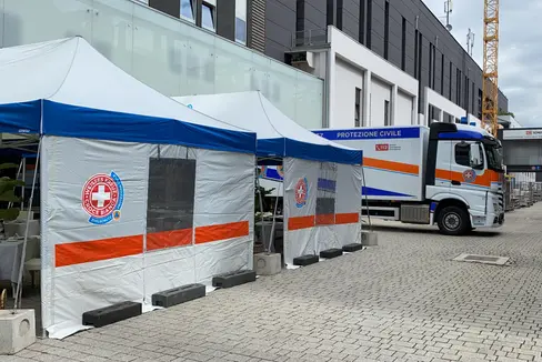 Zwei Faltzelte dieser Art wird die Sektion Zivilschutz im Weißen Kreuz dem Gefängnis in Bozen zur Verfügung stellen. (Foto: LPA/Sektion Zivilschutz im Weißen Kreuz)