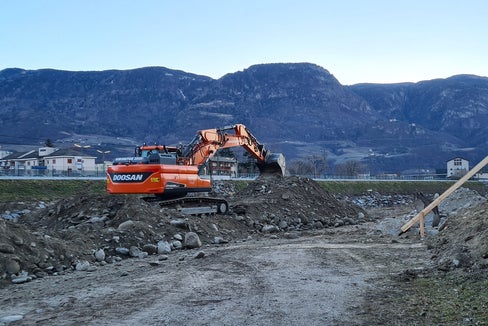 Das orografisch rechte Ufer der Etsch unterhalb der MeBo-Brücke Marling gegenüber dem Bahnhof Untermais weist Erosionen auf und muss daher befestigt werden. (Foto: LPA/Landesamt für Wildbach- und Lawinenverbauung Süd)