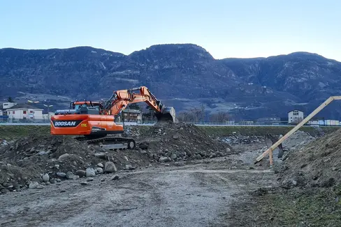 La sponda destra orografica del fiume Adige a Marlengo, di fronte alla stazione ferroviaria di Maia Bassa, presenta fenomeni di erosione e sarà fortificata (Foto: ASP/Uffici bacini montani Sud)