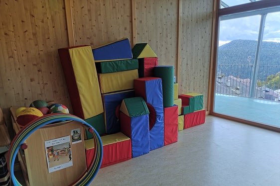 Nel nuovo edificio della scuola dell'infanzia di Senale-San Felice si applica un interessante concetto pedagogico: dividere le stanze in base alle attività piuttosto che ai gruppi (Foto: USP/Direzione provinciale scuole ladine)