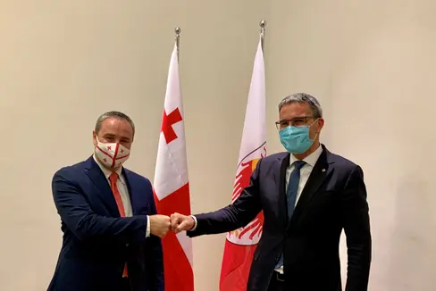 Interesse an Südtirols Autonomie: Der Botschafter der Republik Georgien Surguladze (l.) mit LH Kompatscher (Foto: LPA/Elisabeth Augustin)