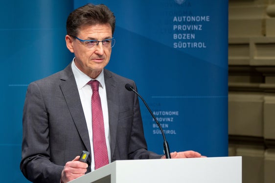 ASWE-Direktor Eugenio Bizzotto berichtete, dass das Land Südtirol im Jahr 2023 281 Millionen Euro pflegebedürftigen Menschen in Südtirol ausbezahlt habe. (Foto: LPA/Fabio Brucculeri)