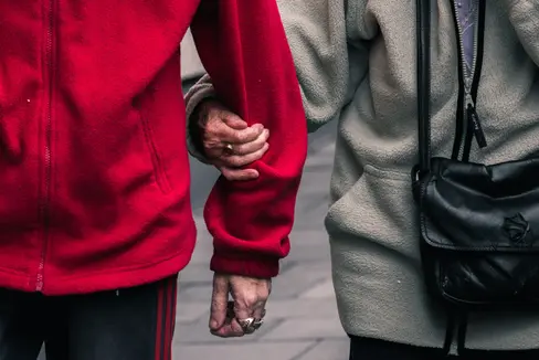 Wegen der Krise konnten mehr Menschen als sonst ihre Arbeitsstelle beispielsweise in der Pflege nicht antreten. (Foto: Unsplash)