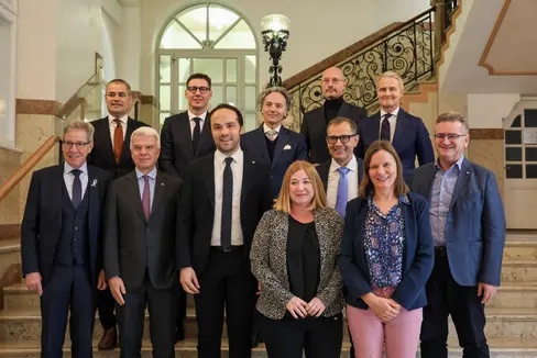 Hanno presentato il sostegno agli investimenti nella sostenibilità (ESG) e nell'innovazione: (1ª fila da sinistra) le collaboratrici della Ripartizione Innovazione Cecilia Pattaro e Daniela Ferraro, (2ª fila da sinistra) il presidente della Federazione Raiffeisen Herbert von Leon, il direttore generale della Cassa di Risparmio Nicola Calabrò, l'assessore provinciale Philipp Achammer, il direttore di Ripartizione Franz Schöpf e il direttore generale della Banca Popolare Alberto Naef, (terza fila da sinistra) il direttore di Garfidi Christoph Rainer, il direttore della Raika Renon Christian Mazzier, l'amministratore delegato di Euregio+ Sergio Lovecchio, Giorgio Betti della Cassa Fiemme e il direttore di Confidi Christian Christanell. (Foto: USP/Clara Masiero)