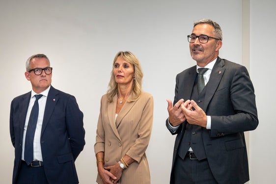Colgo l’occasione per ringraziare tutte le persone coinvolte che, in questi mesi, hanno lavorato a pieno regime per trovare delle soluzioni concrete. Desidero ringraziare le strutture operative della Provincia, della Regione e del Tribunale, con alla guida la presidente Bortolotti e tutto il suo team, grazie alla cui stretta collaborazione e al cui impegno, in questo periodo difficile, è stato oggi possibile riprendere le attività”, ha dichiarato il presidente Arno Kompatscher, a destra nella foto con la presidente del Tribunale Bortolotti e l'assessore Bianchi. (Foto: USP/Fabio Brucculeri)