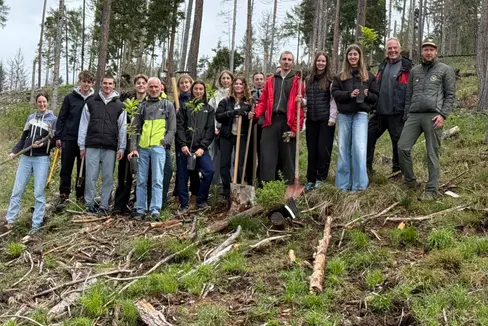 Alberi per il futuro: gli studenti di una delle due classi della maturità del Liceo linguistico e scientifico di Brunico che partecipano al progetto durante l'iniziativa di messa a dimora degli alberi con il responsabile della Stazione forestale di Brunico Stefan Schwingshackl (primo da destra) e il proprietario del terreno Peter Rech (secondo da destra) l'8 maggio. (Foto: USP/Stazione forestale di Brunico)
