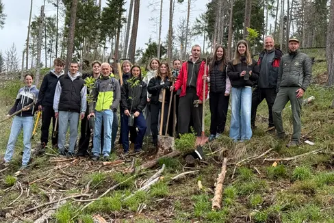 Bäume für die Zukunft: Schülerinnen und Schüler einer der beiden am Projekt beteiligten Maturaklassen des Sprachen- und Realgymnasiums Bruneck bei der Baumpflanzaktion mit dem Leiter der Forststation Bruneck Stefan Schwingshackl (ganz rechts) und Grundeigentümer Peter Rech (Zweiter von rechts) am 8. Mai. (Foto: LPA/Forststation Bruneck)