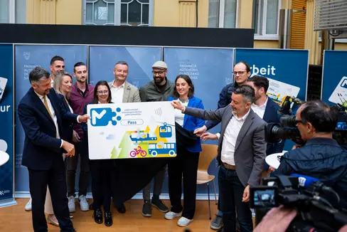 Le Südtirol Pass se trasformëia: nia ma n design nü y l’inom nü de Südtirolmubilté Fix365, mo dantadöt tarifes nöies ponsades por respogne ales esigënzes dles nuzadësses y di nuzadus, y ince adaté ales categories desfarëntes di passajiers che tol i mesi ee trasport dla rëi integrada südtiroleja. (Foto: USP/Fabio Brucculeri)