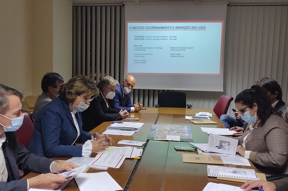 Sulla gestione del Parco nazionale dello Stelvio incontro a Roma: a sx, il direttore di dipartimento Weber, l'assessora Hochgruber Kuenzer, l'on. Plangger, il sindaco di Martello Altsätter, Parolo, presidente uscente Comitato di coordinamento e indirizzo; a dx il direttore generale Maturani, la sottosegretaria Fontana. (Foto: ASP/Marcella Morandini)