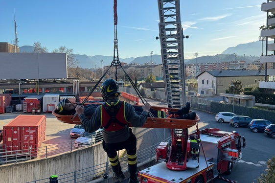 Übung auf der Drehleiter (Foto: LPA/Berufsfeuerwehr Bozen)
