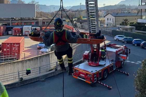Übung auf der Drehleiter (Foto: LPA/Berufsfeuerwehr Bozen)