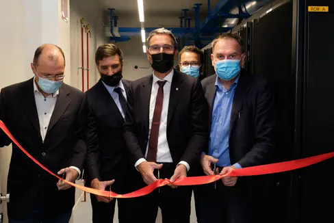 Banddurchschnitt im Data Center (v.l.) Gerhard Grießmair (geschäftsführender Bezirksdirektor des Gesundheitsbezirkes Bruneck), Christoph Brandt (Präsident der Südtiroler Informatik AG), LH Kompatscher, hinten: Roland Griessmair (Bürgermeister von Bruneck), Josef Hofer (Direktor Abteilung Informatik) (Foto: LPA/Oppitz)