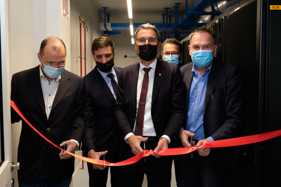 Banddurchschnitt im Data Center (v.l.) Gerhard Grießmair (geschäftsführender Bezirksdirektor des Gesundheitsbezirkes Bruneck), Christoph Brandt (Präsident der Südtiroler Informatik AG), LH Kompatscher, hinten: Roland Griessmair (Bürgermeister von Bruneck), Josef Hofer (Direktor Abteilung Informatik) (Foto: LPA/Oppitz)