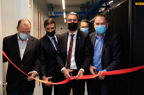 Taglio del nastro al Data Center di Brunico (sx): Gerhard Griessmair (Direttore della ripartizione dirigenza amministrativa dell’ospedale di Brunico), Christoph Brandt (Presidente di Informatica Alto Adige Spa), il presidente della Provincia Arno Kompatscher, Josef Hofer (Direttore Ripartizione Informatica), dietro: Roland Griessmair (Sindaco di Brunico) (Foto: LPA/ Oliver Oppitz)