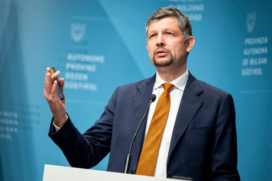 Der Umstieg auf Bus, Bahn oder Fahrrad gelingt, wenn wir mit unseren Diensten und zentralen Infrastrukturen wie den Mobilitätszentren Angebote schaffen, die für die Nutzer wirklich bequem und attraktiv sind, ist Mobilitätslandesrat Daniel Alfreider überzeugt. (Foto: LPA/Fabio Brucculeri)