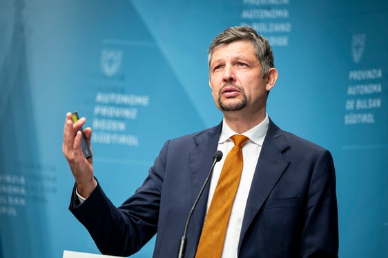 “Il passaggio all'autobus, al treno o alla bicicletta avrà successo se utilizzeremo i nostri servizi e le infrastrutture chiave come i Centri mobilità per creare offerte davvero convenienti e attraenti per gli utenti, sostiene convintamente l'assessore Daniel Alfreider. (Foto: USP/Fabio Brucculeri)