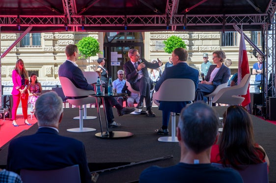 Il cambiamento climatico è stato il tema di apertura con il presidente Arno Kompatscher (con microfono), l'assessore provinciale Giuliano Vettorato (a fianco), Martin Vallazza (a destra) e Mariadonata Bancher (Foto: ASP/Fabio Brucculeri)