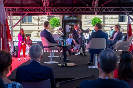Il cambiamento climatico è stato il tema di apertura con il presidente Arno Kompatscher (con microfono), l'assessore provinciale Giuliano Vettorato (a fianco), Martin Vallazza (a destra) e Mariadonata Bancher (Foto: ASP/Fabio Brucculeri)