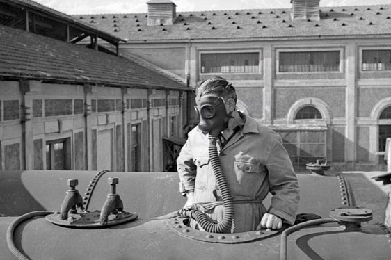 Nel settembre 1924 era iniziata la costruzione del grande complesso chimico di Montecatini e del relativo villaggio operaio a Sinigo. Sisto Sisti (1906-1981), impiegato dello stabilimento Montecatini e fotografo autodidatta, lasciò oltre 13.000 immagini della fabbrica, del lavoro nello stabilimento e dei vari aspetti della vita nel villaggio. (Foto: Sisto Sisti/Archivio provinciale)