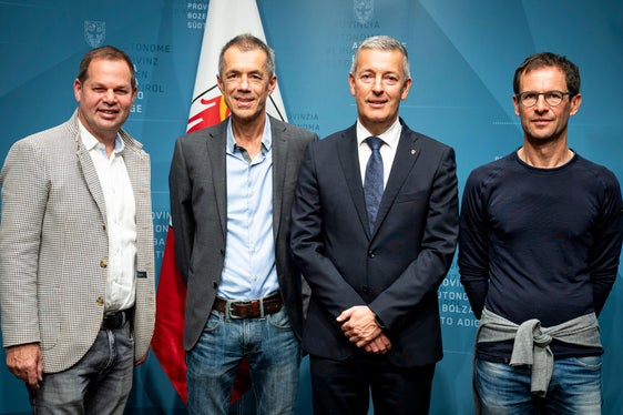 Wollen gemeinsam die Emissionen von kleinen Holzheizungen reduzieren (von rechts): Christian Resch, Obmann der Kaminkehrer im lvh, Landesrat Peter Brunner, Direktor des Landesamtes für Luft und Lärm Georg Pichler und lvh-Vizepräsident Hannes Mussak. (Foto: LPA/Fabio Brucculeri)