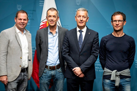 Wollen gemeinsam die Emissionen von kleinen Holzheizungen reduzieren (von rechts): Christian Resch, Obmann der Kaminkehrer im lvh, Landesrat Peter Brunner, Direktor des Landesamtes für Luft und Lärm Georg Pichler und lvh-Vizepräsident Hannes Mussak. (Foto: LPA/Fabio Brucculeri)