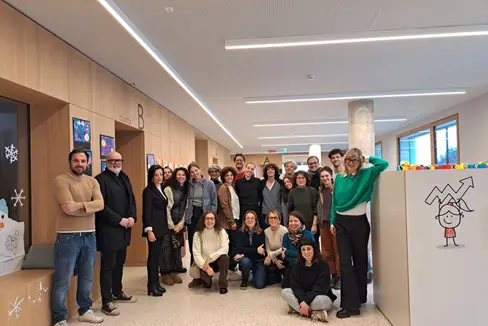 Gruppenfoto der Teilnehmenden des Masterlehrgangs Edenspaces der Freien Universität Bozen beim Besuch der Grundschule St. Jakob mit den Schuldirektorinnen Emanuela Scicchitano und Veronika Fink sowie den Architekten Roberto Pauro und Patrick De Mattio. (Foto: LPA)
