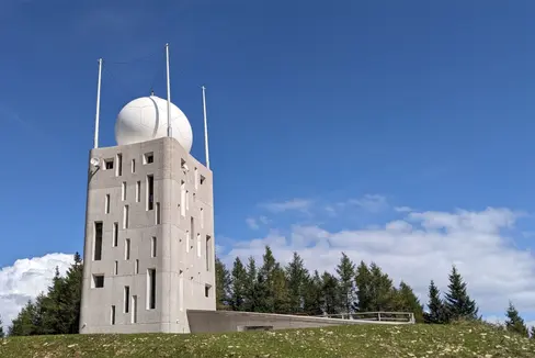 Das Wetterradar am Gantkofel wird im Beisein von Bevölkerungsschutzlandesrat und Landeshauptmann Arno Kompatscher und seines Trentiner Amtskollegen Maurizio Fugatti am 30. Mai offiziell seiner Bestimmung übergeben. (Foto: LPA/Landesamt für Meteorologie und Lawinenwarnung)