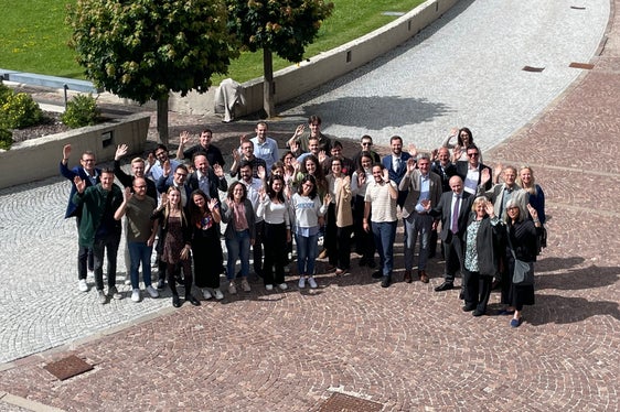 Euregio-Akademie 2023: Gruppenbild vor dem Euregio-Kulturzentrum Toblach (Foto: Euregio/Donagrandi)