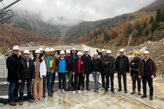 Vertreter und Vertreterinnen der Landes- und Gemeindeverwaltung und der Schnalstaler Gletscherbahnen auf dem Schnalstaler Gletscher (Foto: LPA/Cecilia Miribung)