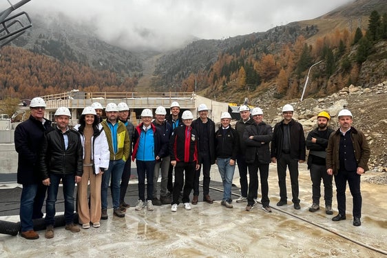 Vertreter und Vertreterinnen der Landes- und Gemeindeverwaltung und der Schnalstaler Gletscherbahnen auf dem Schnalstaler Gletscher (Foto: LPA/Cecilia Miribung)