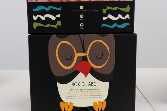 La Box dl ABC é na scatora de letöra cun l’azënt sön vigni lëtra dl alfabet, contëgn na seria de schedes te 4 lingac (Foto: USP/Intendënza y Cultura Ladina)