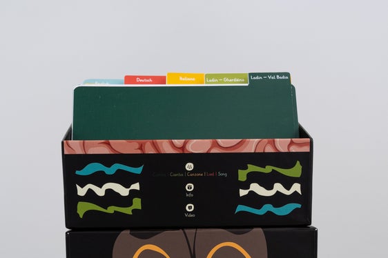 La Box dl ABC é na scatora de letöra cun l’azënt sön vigni lëtra dl alfabet, contëgn na seria de schedes te 4 lingac (Foto: USP/Intendënza y Cultura Ladina)