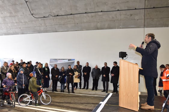 “Giulan a chësta infrastotöra gnará döt le trafich por y dala Val Badia gestí trö’ damí, y ince le transit söla statala de Puster ciafarà na bona alisiraziun. I residënc dles fraziuns de San Laurënz ará zënz’ater na miú cualité de vita.” Chëstes les parores dl assessur Alfreider. (Foto: USP/Angelika Schrott)