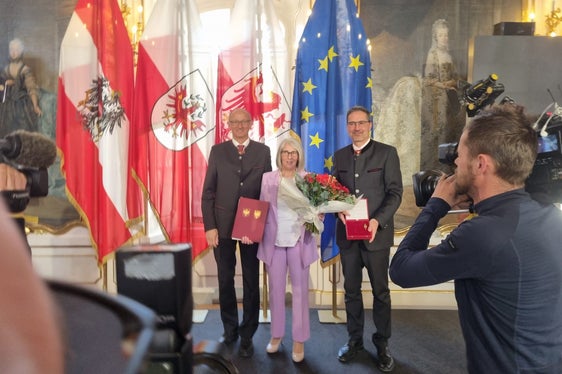 Sabine Eccel di Bolzano, responsabile del Vinzi-Markt, premiata dal capitano del Tirolo Mattle (a sinistra) e dal presidente della Provincia autonoma di Bolzano Kompatscher (a destra) (Foto: ASP)