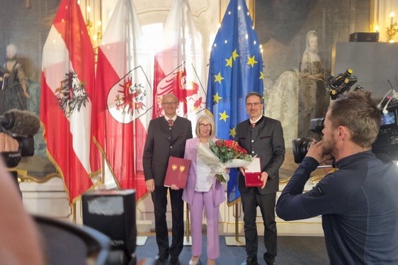 Sabine Eccel di Bolzano, responsabile del Vinzi-Markt, premiata dal capitano del Tirolo Mattle (a sinistra) e dal presidente della Provincia autonoma di Bolzano Kompatscher (a destra) (Foto: ASP)