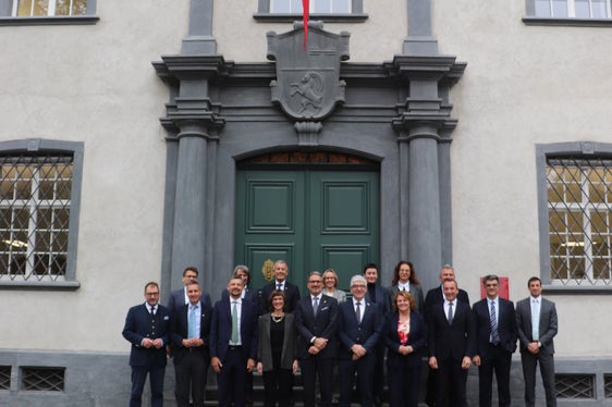Die Regierung des Kantons Graubünden hatte an ihrem Sitz neben den Fahnen der Schweiz und des Kantons Graubünden auch die Südtiroler Fahne zum Besuch der Delegation der Landesregierung gehisst. (Foto: LPA/Kanton Graubünden)