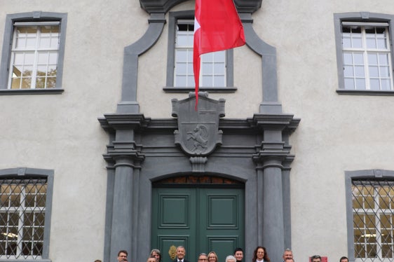 Die Regierung des Kantons Graubünden hatte an ihrem Sitz neben den Fahnen der Schweiz und des Kantons Graubünden auch die Südtiroler Fahne zum Besuch der Delegation der Landesregierung gehisst. (Foto: LPA/Kanton Graubünden)