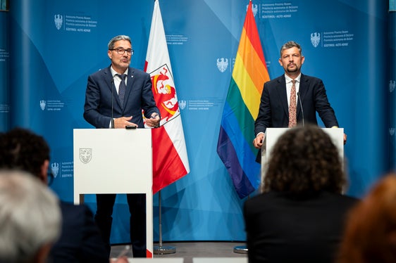 Die Bahnstrecke zwischen Bruneck und Innichen ist wieder befahrbar, das konnten Mobilitätslandesrat Daniel Alfreider (im Bild rechts) und Landeshauptmann Arno Kompatscher (links im Bild) heute im Rahmen der Pressekonferenz nach der Landesregierung bekannt geben. (Foto: LPA/Fabio Brucculeri)
