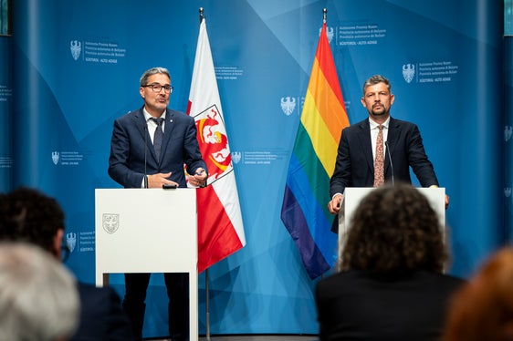 L'assessore provinciale Daniel Alfreider (a destra), il quale ha annunciato la riapertura della tratta ferroviaria Brunico-San Candido, e il presidente della Provincia Arno Kompatscher (a sinistra) durante la conferenza stampa a seguito della seduta di Giunta provinciale del 3 giugno. (Foto: USP/Fabio Brucculeri)