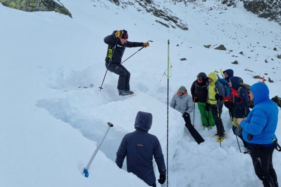 Wie stabil ist die Schneedecke? Momentaufnahme der Fortbildung am Klausberg oberhalb von Steinhaus, dem Hauptort der Gemeinde Ahrntal (Foto: LPA/Landesamt für Meteorologie und Lawinenwarnung/Harry Riedl)