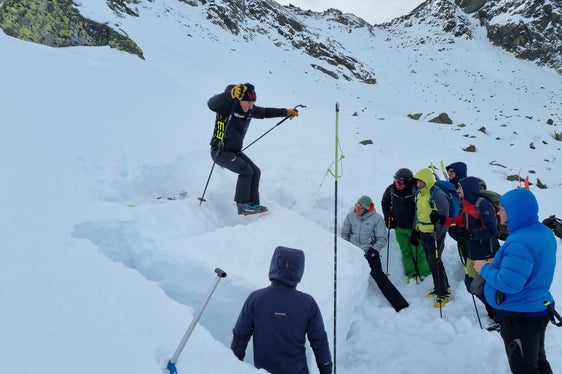 Wie stabil ist die Schneedecke? Momentaufnahme der Fortbildung am Klausberg oberhalb von Steinhaus, dem Hauptort der Gemeinde Ahrntal (Foto: LPA/Landesamt für Meteorologie und Lawinenwarnung/Harry Riedl)