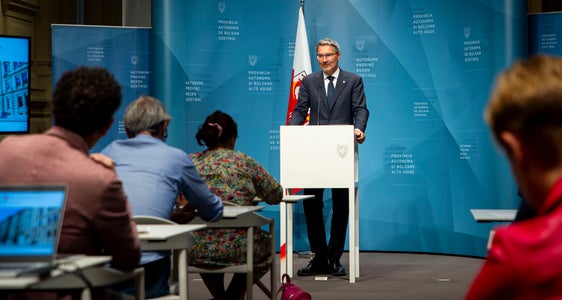 In seiner Funktion als Gesundheitslandesrat stellte Landeshauptmann Kompatscher in der Pressekonferenz nach Sitzung der Landesregierung auch Beschlüsse zum Gesundheitswesen vor. (Foto: LPA/Laura Hofer)