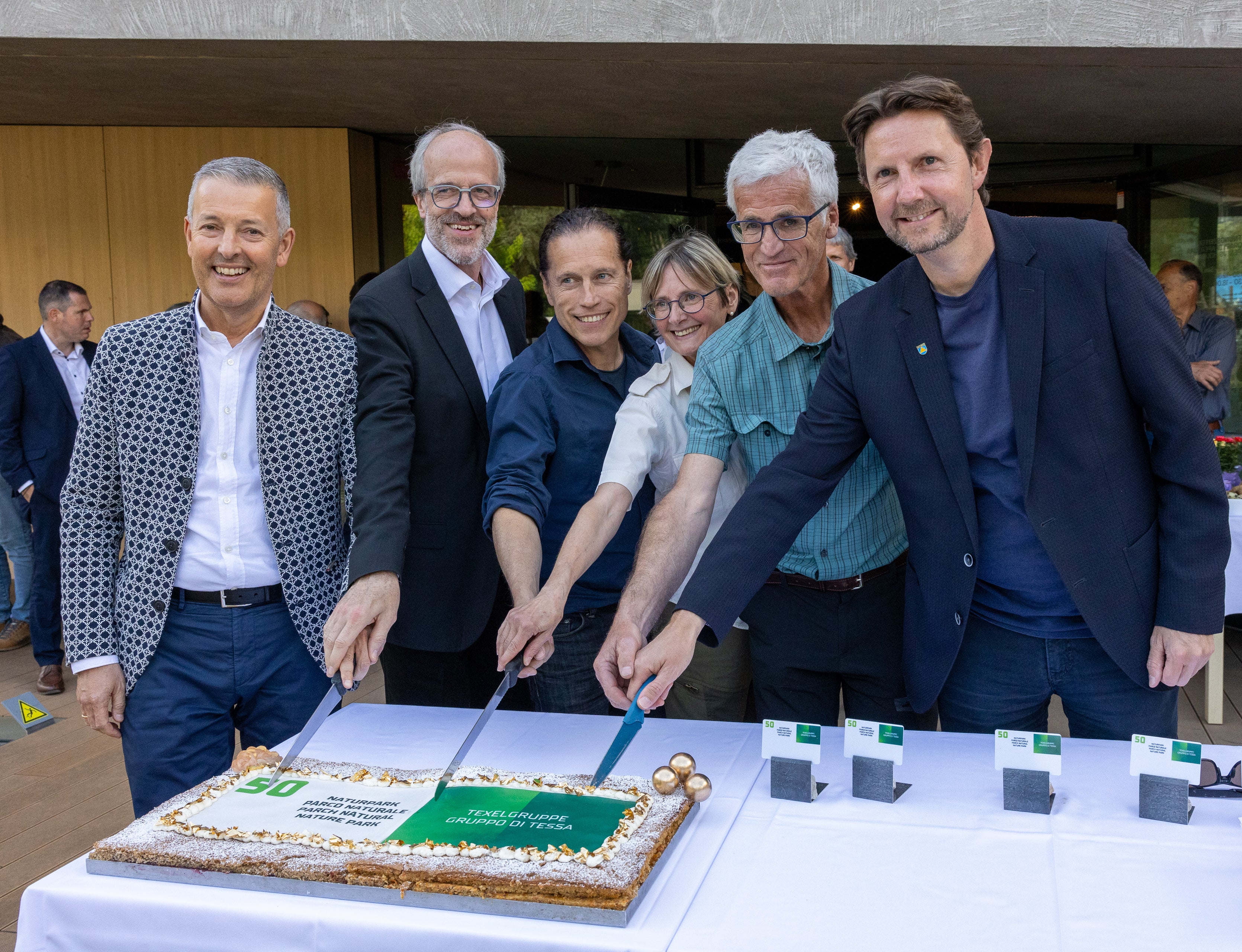 Taglio della torta in occasione dell'anniversario (da sinistra): l'assessore provinciale Peter Brunner, il direttore di Ripartizione Florian Zerzer, Valentin Schroffenegger, Annamaria Gapp, il presidente del Comitato di gestione Arnold Rinner e il sindaco Zeno Christanell. (Foto: USP/Bernhard Aichner)