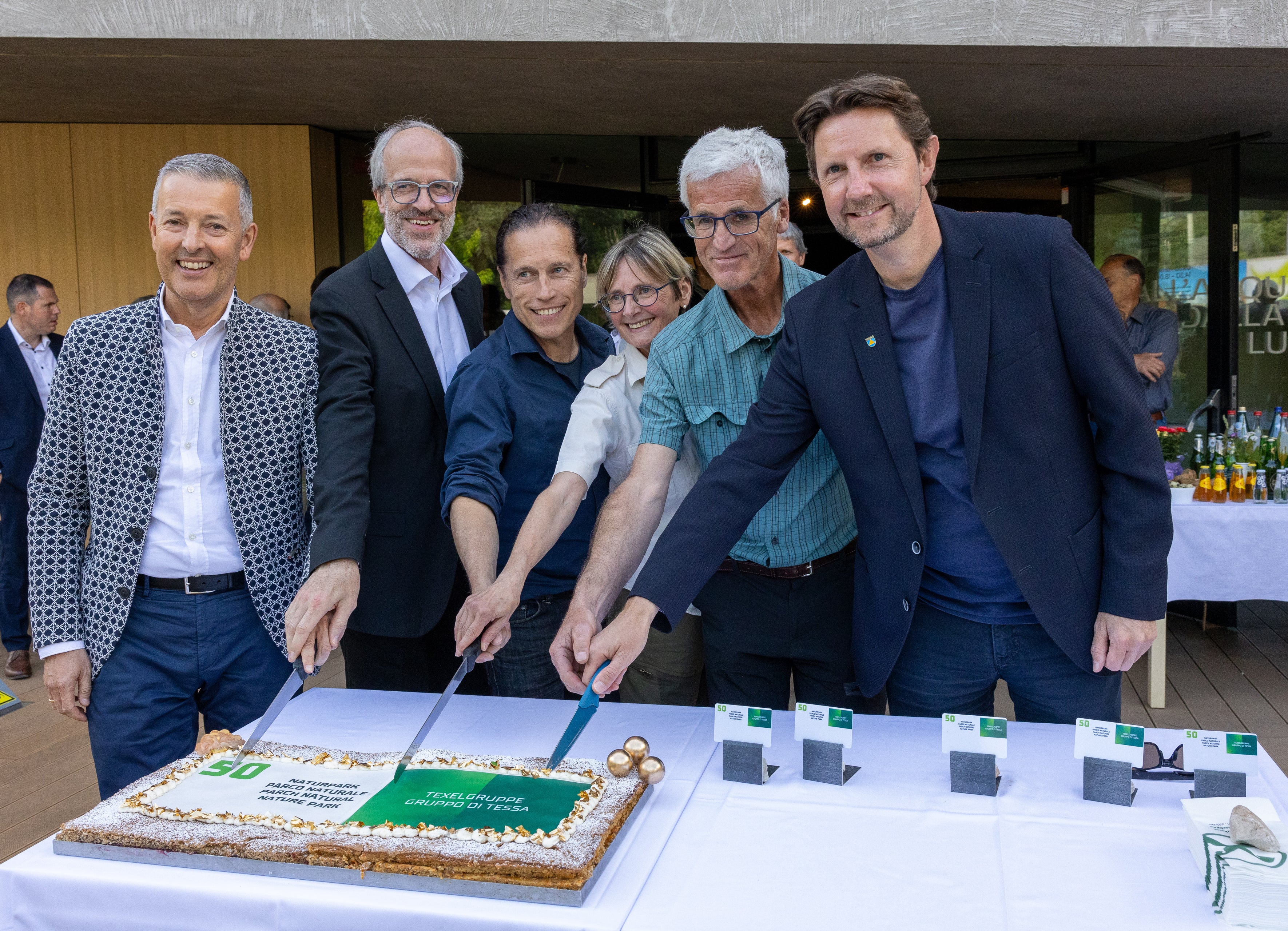 Tortenanschnitt zum Jubiläum (von links): Landesrat Peter Brunner, Abteilungsdirektor Florian Zerzer, Valentin Schroffenegger, Annamaria Gapp, Führungsausschuss-Präsident Arnold Rinner und Bürgermeister Zeno Christanell. (Foto: LPA/Bernhard Aichner)