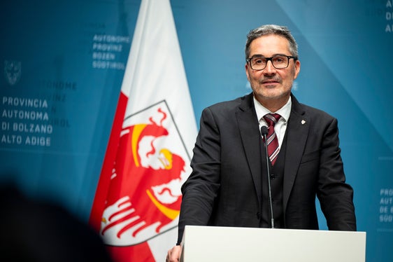 Landeshauptmann Arno Kompatscher gratuliert der neuen österreichischen Bundesregierung zur Angelobung in der Hofburg. (Foto: LPA/Fabio Brucculeri)