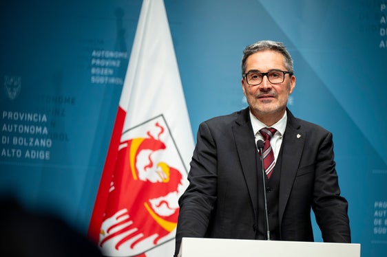 Landeshauptmann Arno Kompatscher gratuliert der neuen österreichischen Bundesregierung zur Angelobung in der Hofburg. (Foto: LPA/Fabio Brucculeri)