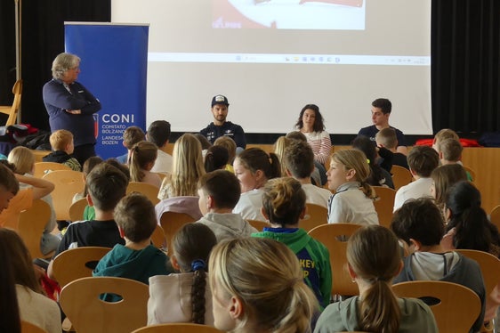 Giovani e campioni a confronto. Nella foto (da sinistra) Alex Tabarelli, Omar Visintin, Nadya Ochner e Alex Enderle, durante la visita nella scuola primaria di Marlengo (Foto: Hannes Kröss)
