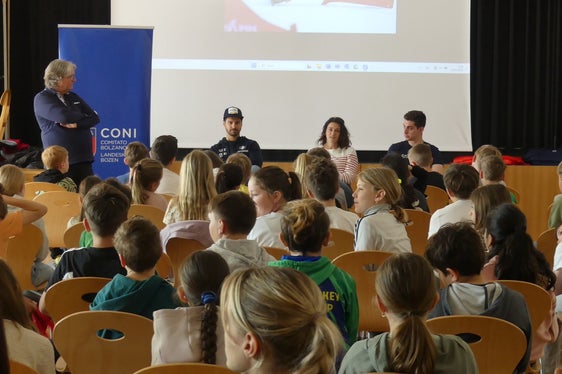 Giovani e campioni a confronto. Nella foto (da sinistra) Alex Tabarelli, Omar Visintin, Nadya Ochner e Alex Enderle, durante la visita nella scuola primaria di Marlengo (Foto: Hannes Kröss)