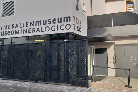 Im Mineralienmuseum Teis wird ein Teil der Beleuchtung in den Vitrinen ausgetauscht. (Foto: LPA/Abteilung Innovation, Forschung, Universität und Museen)